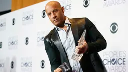 Aktor Vin Diesel berpose dengan dua penghargaan yang didapatnya untuk Film Favorit dan aksi film favorit Film di "Furious 7" dalam People's Choice Awards 2016, Los Angeles (6/1/2016). (REUTERS/Danny Moloshok)