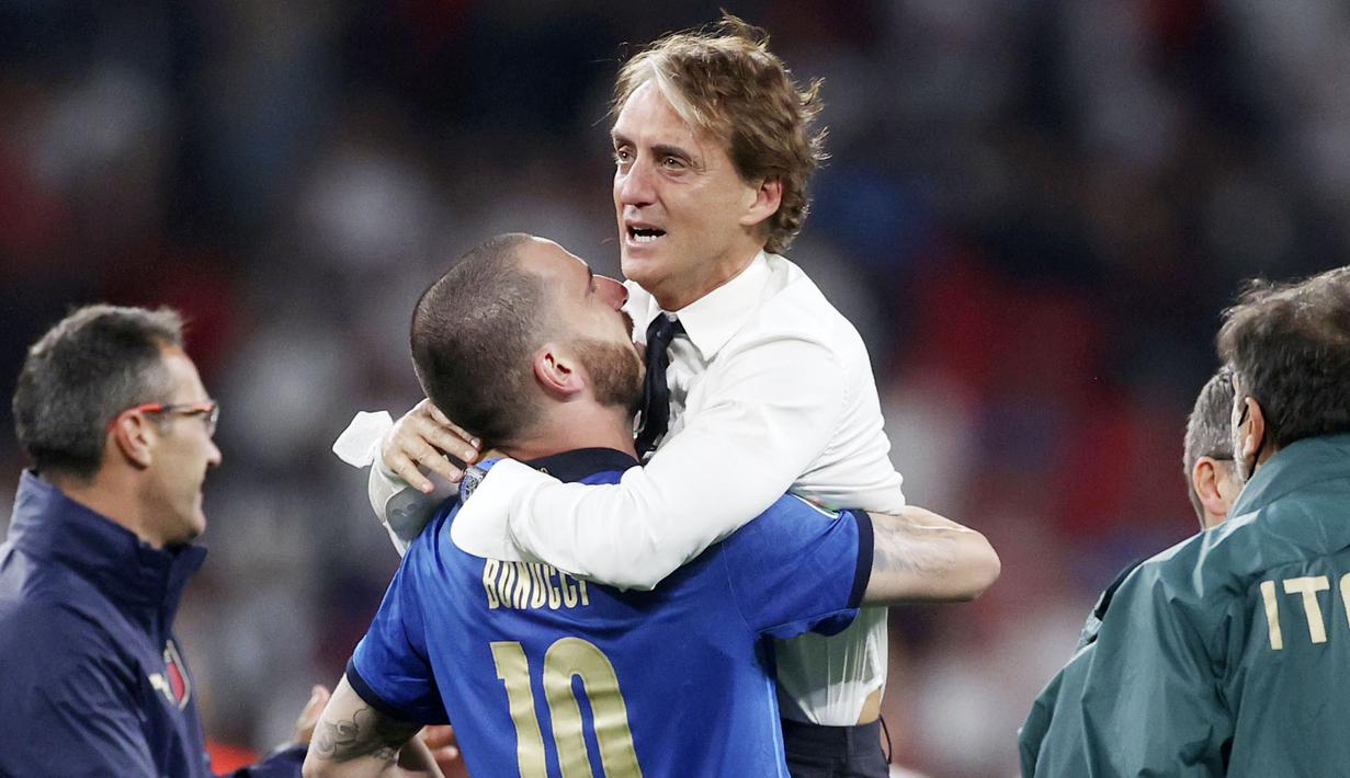 Roberto Mancini - Pelatih berkebangsaan Italia ini sukses membawa negaranya berjaya Piala Eropa edisi tahun 2020. Di partai final, Gli Azzurri menumbangkan tuan rumah Inggris lewat drama adu penalti. (Foto:AP/Carl Recine)