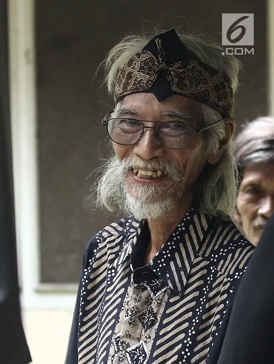 Bassis Koes Plus, Yok Koeswoyo saat melayat ke rumah duka almarhum Yon Koeswoyo di kawasan Pamulang, Tangerang Selatan, Jumat (5/1). Setelah ditinggal Yon Koeswoyo kini personel Koes Plus hanya tersisa Yok Koeswoyo. (Liputan6.com/Herman Zakharia)