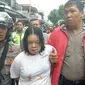 Seorang perempuan Pontianak digelandang polisi setelah diduga membunuh dan memutilasi ibu kandung. (dok. Polda Kalbar/Raden AMP)