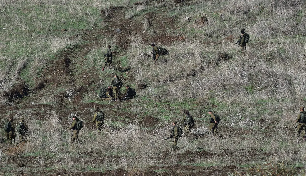 Para tentara Israel terlihat di Dataran Tinggi Golan yang diduduki Israel pada 18 November 2020. Militer Israel mengatakan pada Rabu (18/11) bahwa pihaknya melancarkan sejumlah serangan udara terhadap tentara Suriah dan pasukan Iran di Suriah.(Xinhua/JINI/Gil Eliyahu)