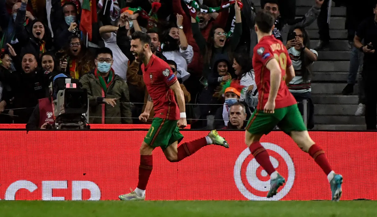 Bruno Fernandes. Pada putaran final Piala Dunia 2022, Grup H dihuni oleh Portugal, Ghana, Uruguay dan Korea Selatan. Gelandang serang Portugal berusia 27 tahun, Bruno Fernandes menjadi pemain dengan nilai pasar tertinggi dari seluruh pemain di Grup H dengan nilai 85 juta Euro atau hampir setara Rp1,3 triliun, mengalahkan rekannya Cristiano Ronaldo yang hanya memiliki nilai pasar senilai 30 juta euro. Bersama Timnas Portugal ia telah mengoleksi 46 caps dengan torehan 8 gol dan 7 assist sejak melakukan debut pada 10 November 2017. (AFP/Miguel Riopa)
