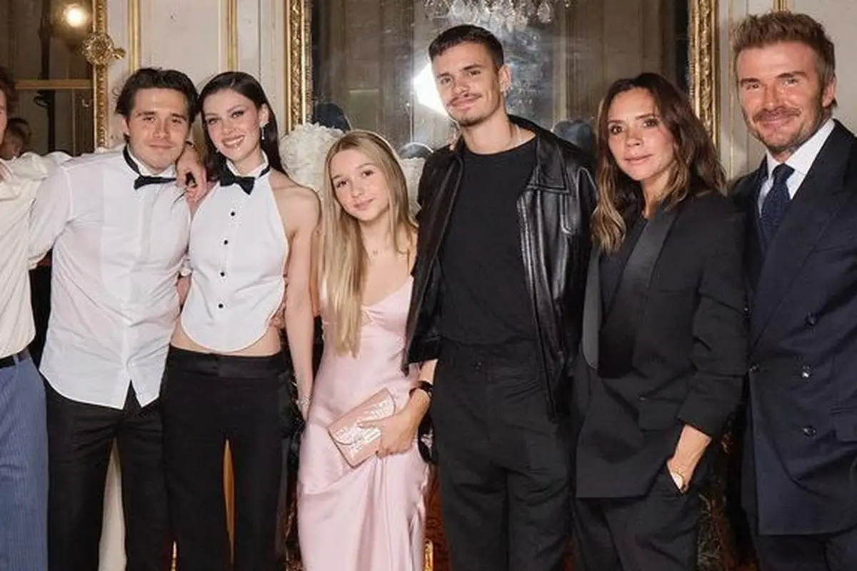 Tampilan Anak dan Suami di Fashion Show Victoria Beckham di Paris