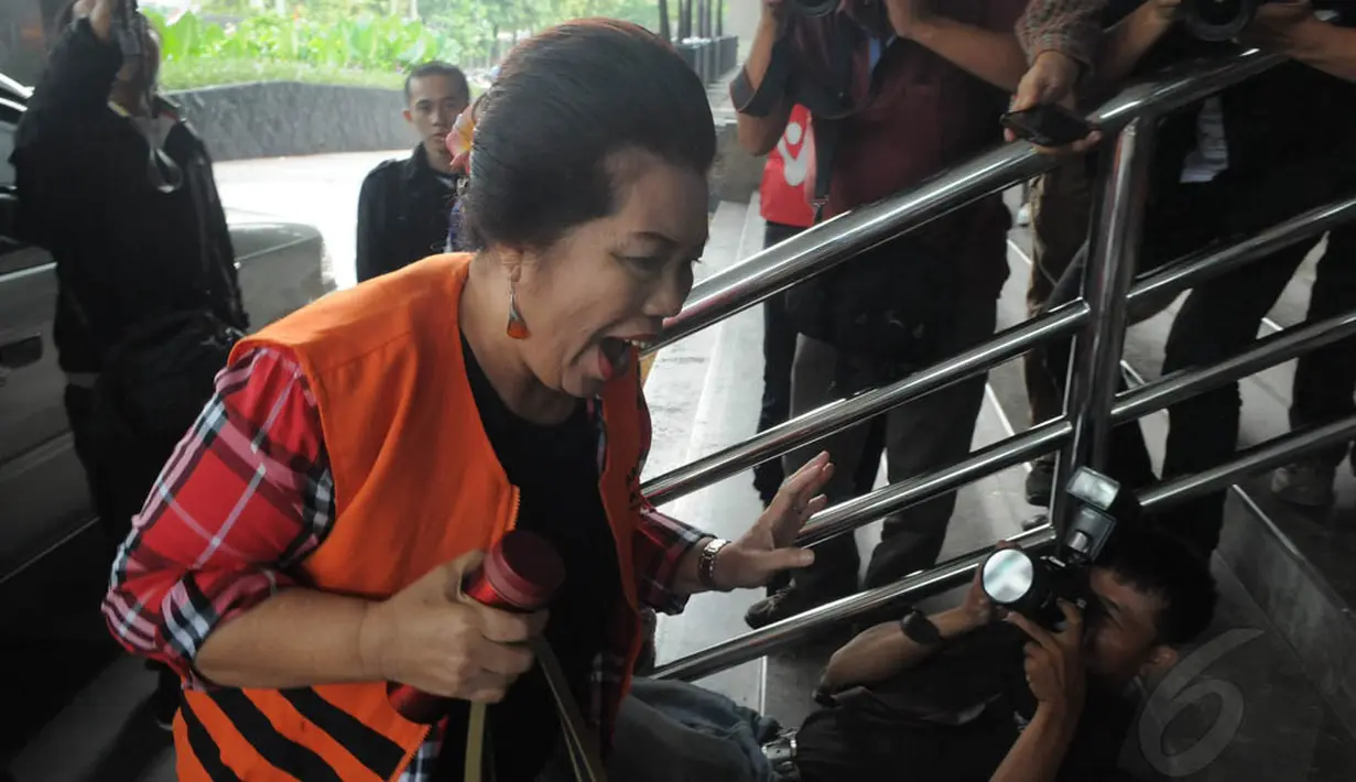 Pasti Serefina yang enggan berkomentar terkait pemeriksaannya hanya meminta didoakan agar kasus yang menimpanya segera terselesaikan, Jakarta, Rabu (20/8/14). (Liputan6.com/Herman Zakharia)