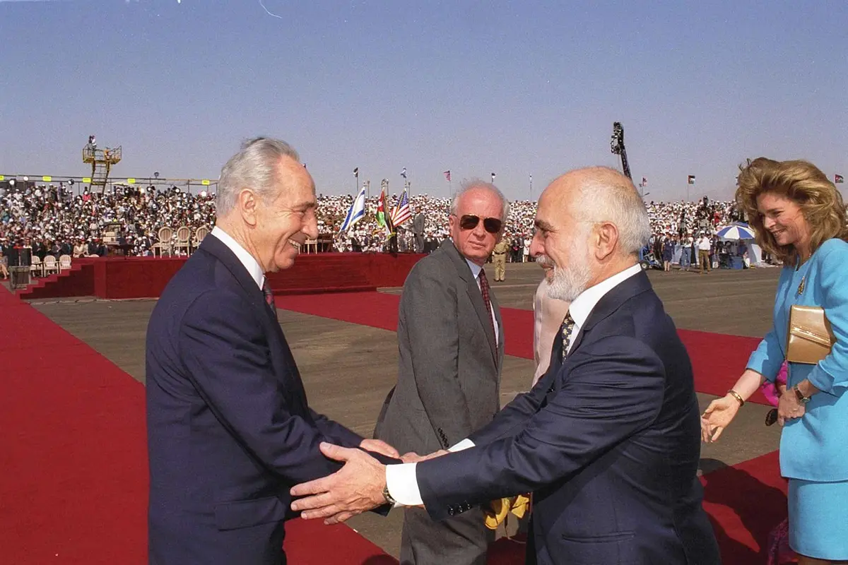 Raja Hussein dari Yordania melakukan kunjungan publik pertamanya ke kota terbesar Israel, Tel Aviv, tepat hari ini 27 tahun silam ( National Photo Collection of Israel, Photography dept. Goverment Press Office)