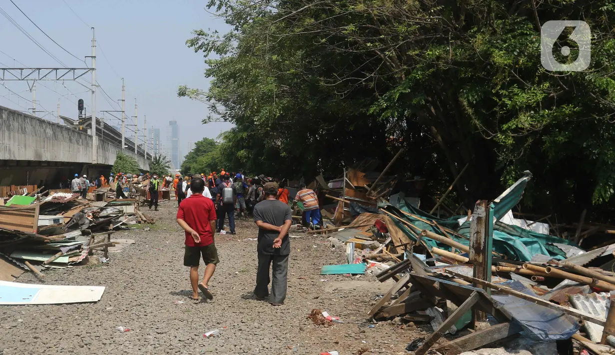 Suasana saat petugas gabungan dari Satpol PP, KAI dan Polisi membongkar bangunan lokalisasi liar Gunung Antang di Matraman, Jakarta Timur, Selasa (30/8/2022). Ketika proses pembongkaran dilakukan, tidak ada perlawanan dari penghuni lokalisasi liar tersebut. (Liputan6.com/Herman Zakharia)