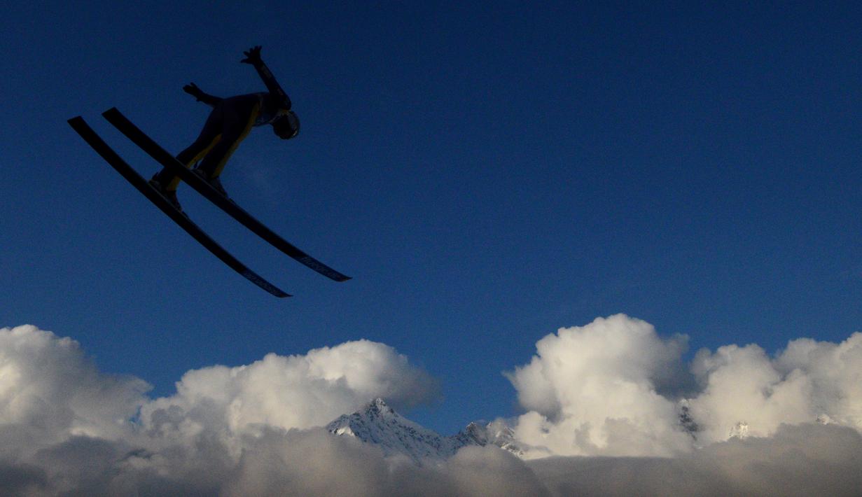 Atlet Prancis, Ronan Lamy Chappuis, saat beraksi di nomor Four Hills Piala Dunia Ski Jumping 2016 di Innsbruck, Austria, (3/1/2016). (AFP/Michal Cizek)