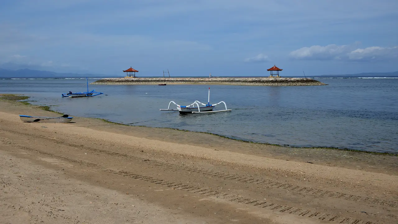 FOTO: Suasana Pantai Sanur di Hari Pertama Pembukaan Bali untuk Wisman