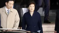 Mantan presiden Korsel Park Geun-hye meninggalkan kantor kejaksaan usai menjalani pemeriksaan selama 14 jam (AP)