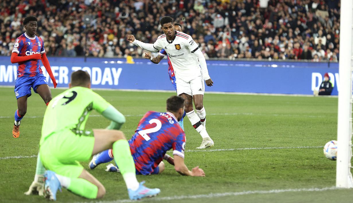 Di awal babak kedua Manchester United langsung mengejutkan Crystal palace dengan mencetak gol kedua di menit ke-48 melalui Marcus Rashford. Ia berhasil memanfaatkan kerjasama Jadon Sancho dan Donny van de Beek yang mengirimkannya umpan ke tiang jauh yang mampu dilesakkan ke gawang Crystal Palace dengan kaki kanannya. (AFP/Martin Keep)