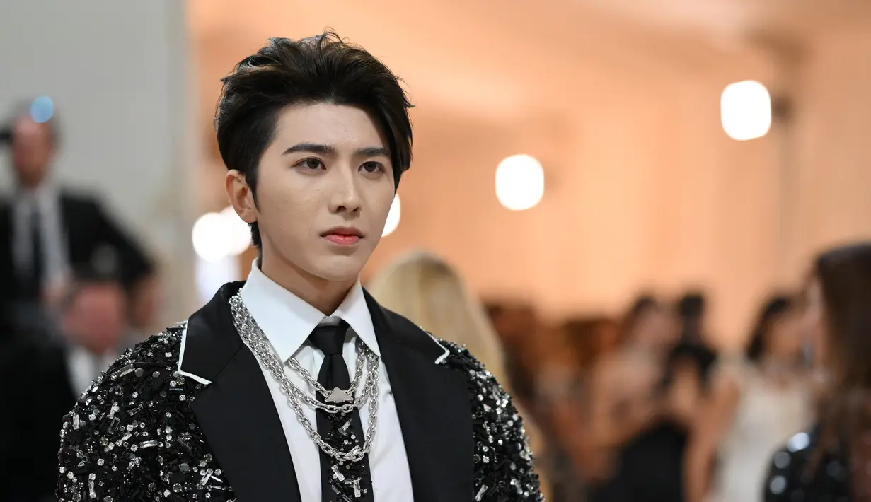<p>Musisi berparas menawan ini debut di Met Gala mewakili Prada sebagai duta merek China. (Photo by Angela WEISS / AFP)</p>