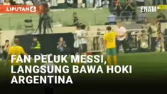 Aksi invasi lapangan terjadi kala Argentina bersua Australia di Workers Stadium, Beijing (15/6/2023). Seorang pria fans timnas Argentina turun dari tribun dan langsung memeluk Lionel Messi saat laga tengah berlangsung. Uniknya, invasi lapangan membua...