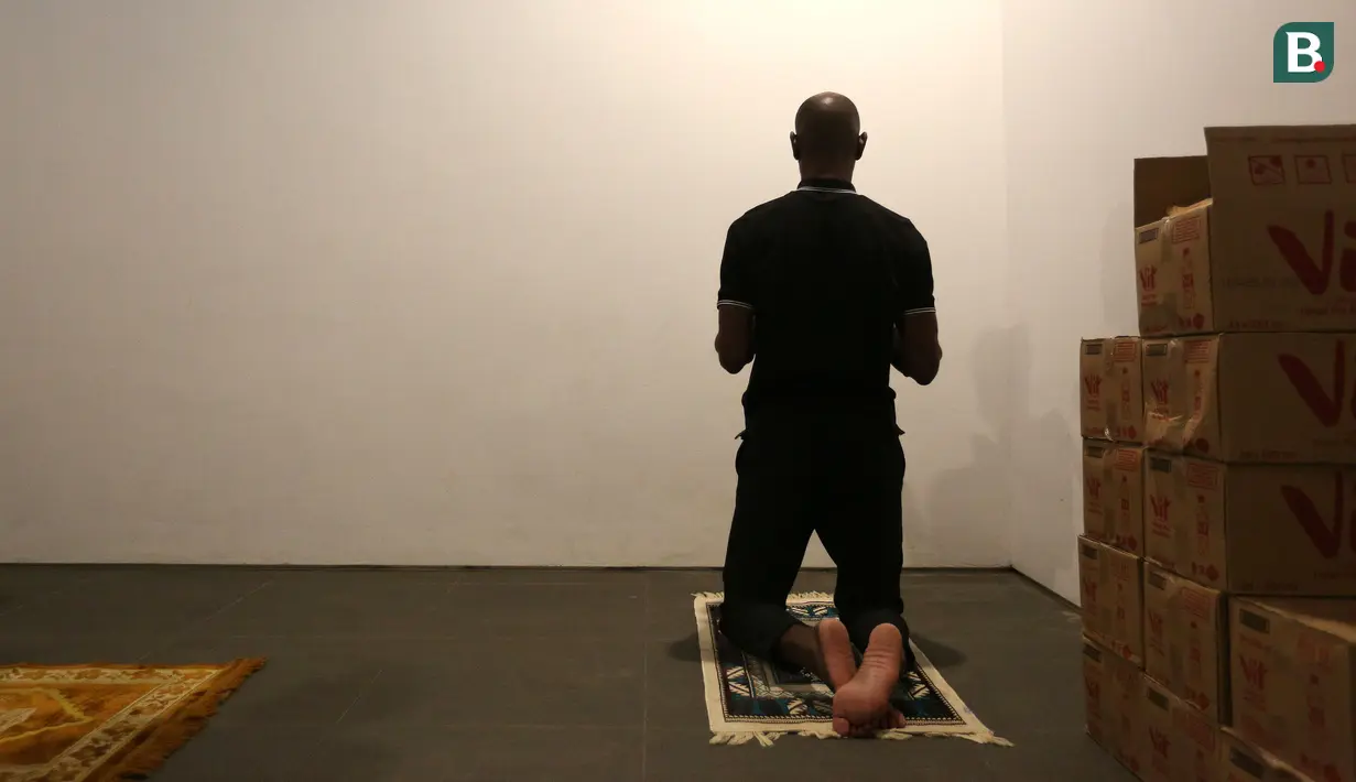 <p>Legenda sepak bola Prancis, Eric Abidal berdoa setelah melakukan Salat Magrib sebelum kegiatan BRImo Future Garuda di Lapangan BRILiaN Stadium, Jalan Fatmawati Raya, Jakarta, Selasa (30/05/2023). (Bola.com/Bagaskara Lazuardi)</p>