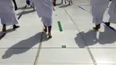 Umat muslim mengikuti tanda untuk memastikan jaga jarak untuk membantu menghentikan penyebaran virus corona COVID-19 saat mengelilingi Kakbah dalam pelaksanaan umrah di Masjidil Haram, Makkah, Arab Saudi, Minggu (30/5/2021). (AP Photo/Amr Nabil)