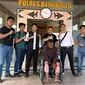 Pelaku perampokan dan pembacokan terhadap ibu rumah tangga yang ditangkap oleh personel Polres Bengkalis. (Liputan6.com/M Syukur)