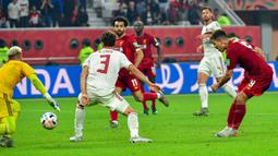 Gelandang Liverpool, Roberti Firmino, berusaha membobol gawang Flamengo pada laga Piala Dunia Antarklub 2019 di Stadion Internasional Khalifa, Doha, Minggu (21/12). Liverpool menang 1-0 atas Flamengo. (AFP/Giuseppe Cacace)