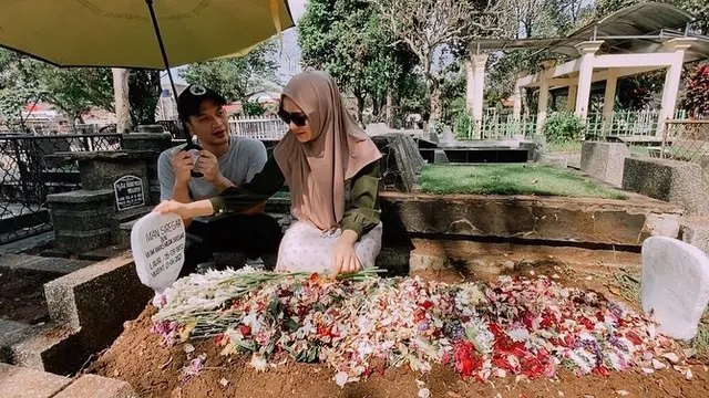 6 Momen Citra Kirana dan Keluarga Ziarah ke Makam Ayah, Sudah Kembali Tersenyum