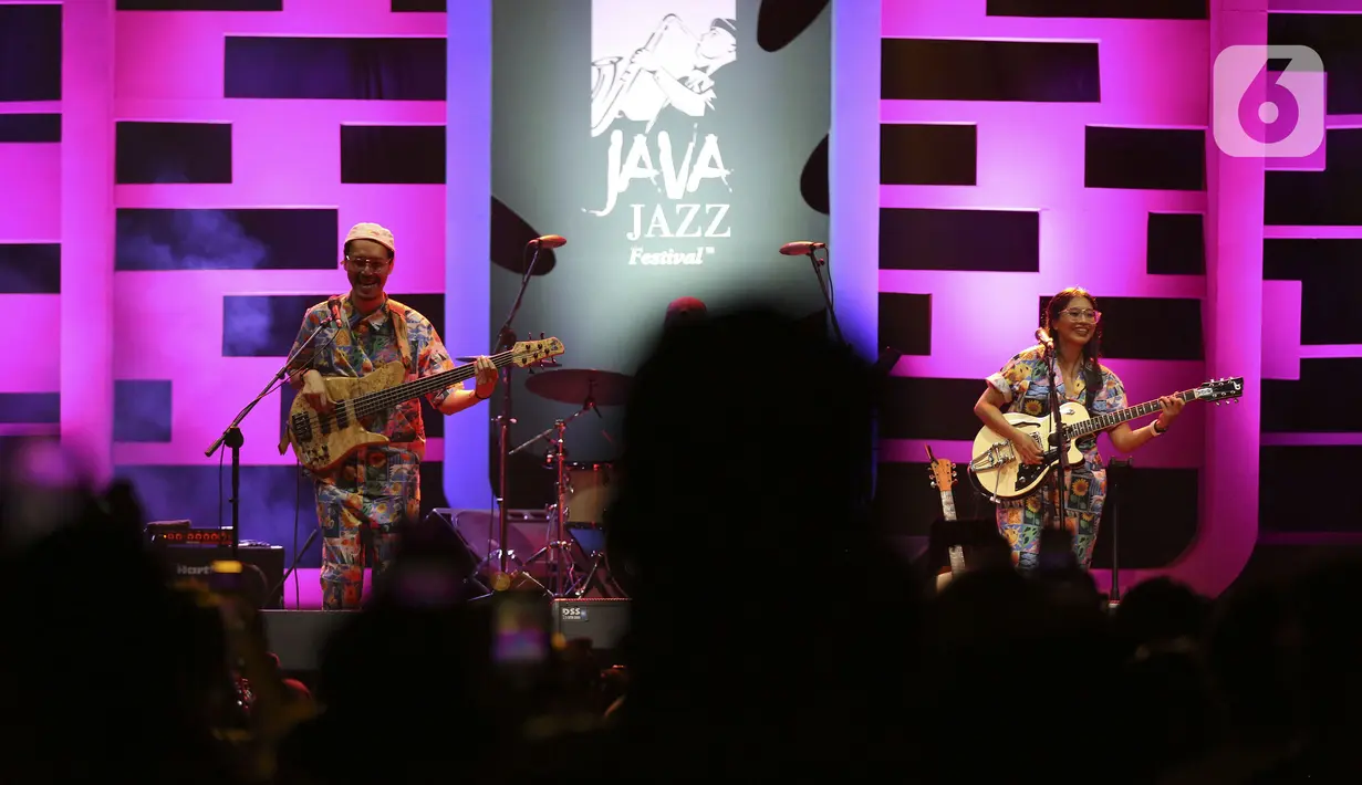 Duo musisi Endah N Rhesa tampil pada hari pertama BNI Java Jazz Festival 2022 di JIExpo Kemayoran, Jakarta, Jumat (27/5/2022). Perhelatan musik BNI Java Jazz Festival 2022 digelar pada 27-29 Mei dengan menampilkan musisi-musisi dari dalam dan luar negeri. (Liputan6.com/Johan Tallo)
