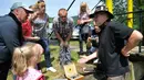 Roman Drozd memperlihatkan emas hasil temuannya saat kejuaraan Dunia Gold Panning Dirk Mehlhorn di Zlotoryja, Polandia, 28 Mei 2016. Kejuaraan tahunan di dekat Sungai Kaczawa ini diikuti penggali emas profesional dari seluruh dunia (Piotr HAWALEJ/AFP)