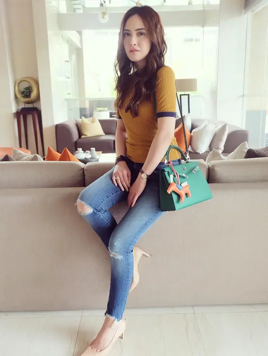 Shandy Aulia mengaku jika dirinya lebih nyaman berpakaian dengan gaya yang simple. Foto: instagram.com/shandyaulia)