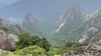Pemandangan indah Gunung Huangshan di selatan Provinsi Anhui, China yang memanjakan mata para wisatawan. (Liputan6.com/Winda Nelfira)