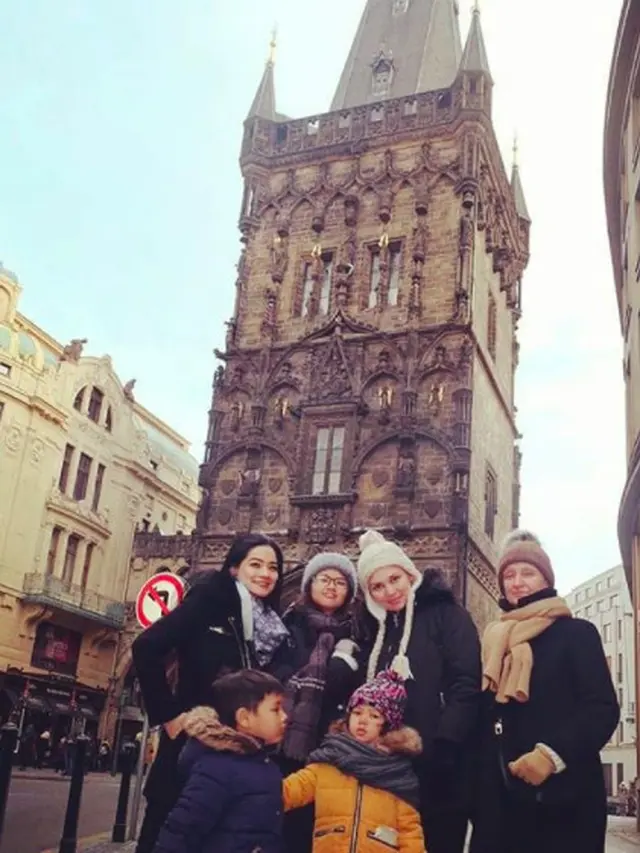 Jarang Tersorot, Ini 6 Momen Kebersamaan Titi Kamal dan Mama Mertua