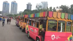 Sebuah mobil keliling melintasi kawasan Silang Monas, Jakarta, Sabtu (30/12). Kawasan Monas ramai pengunjung dan menjadi pilihan warga untuk menikmati libur akhir tahun yang bersamaan dengan masa libur sekolah. (Liputan6.com/Immanuel Antonius)