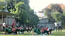 Para pemain Timnas Indonesia melakukan perenggangan saat latihan di Lapangan Gelora Trisakti, Bali, Minggu (13/10). Latihan ini merupakan persiapan jelang laga Kualifikasi Piala Dunia 2022 melawan Vietnam. (Bola.com/Aditya Wany)