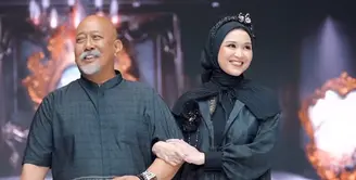 Indro Warkop kompak bersama putrinya mengenakan pakaian serba hitam dari koleksi Zaskia Sungkar. Indro mengenakan baju koko dan putrinya tampil dengan hijab dan busana hitam. [@zaskiasungkar15]