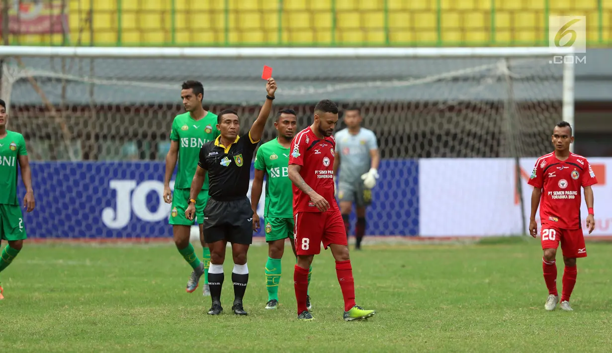 Wasit Prasetyo Hadi mengangkat kartu merah untuk pemain Semen Padang, Marcel Silva Sacramento saat laga melawan Bhayangkara FC di lanjutan Liga 1 Indonesia di Stadion Patriot Candrabhaga, Bekasi, Sabtu (20/5). (Liputan6.com/Helmi Fithriansyah)