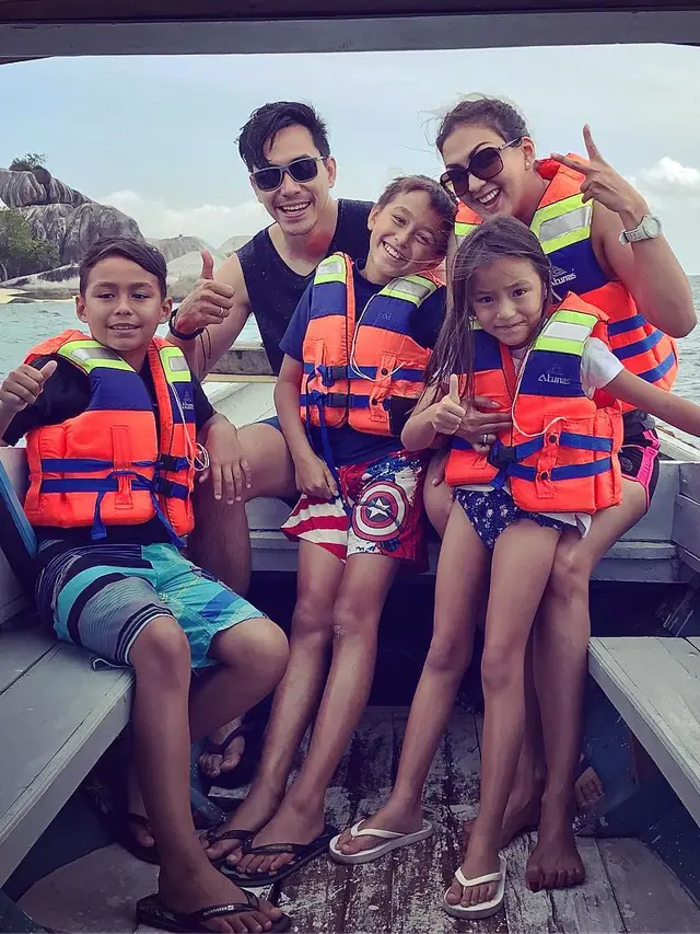 [Bintang] Sudah 10 Tahun Berumah Tangga, 8 Pasangan Artis Indonesia Ini Tetap Romantis