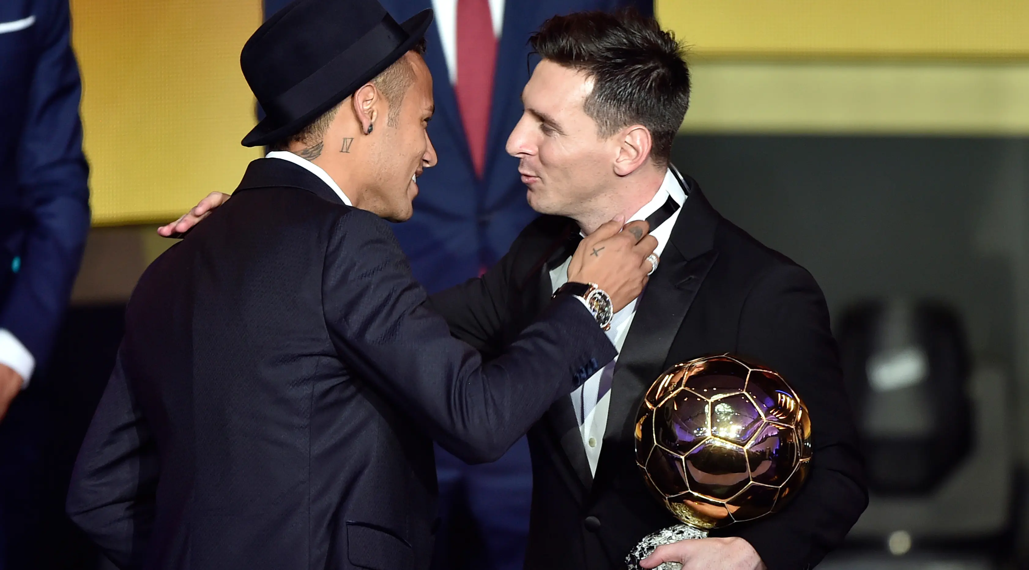 Pemain Barcelona, Lionel Messi (kanan) mendapat ucapan selamat dari pemain Barcelona lainnya, Neymar setelah memenangkan pemain terbaik dunia FIFA Ballon d'Or 2015 di Kongresshaus, Zurich, Senin ( 11/1). (AFP PHOTO/FABRICE COFFRINI)