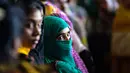 Wajah-wajah calon pemudik yang mengantre untuk mendapatkan tiket mudik Lebaran api di sebuah stasiun di Dhaka, Bangladesh, Selasa (13/6). (AFP/ MUNIR UZ ZAMAN)