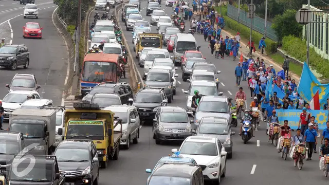 20160501- Kendaraan Terjebak Macet Saat Aksi Buruh di Senayan-Jakarta-Helmi Afandi