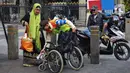 Pelayanan ini berupa penyediaan kursi dorong untuk mempermudah calon penumpang lanjut usia masuk ke dalam area stasiun kereta. (Liputan6.com/Angga Yuniar)