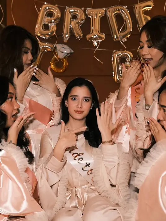 Sebelum menikah dengan Khairul Arifin, Yasmine Ow mendapat kejutan bachelorette party dari para sahabat. Bridal shower ini pun memiliki tema pajamas party. [@yxsmine.ow]