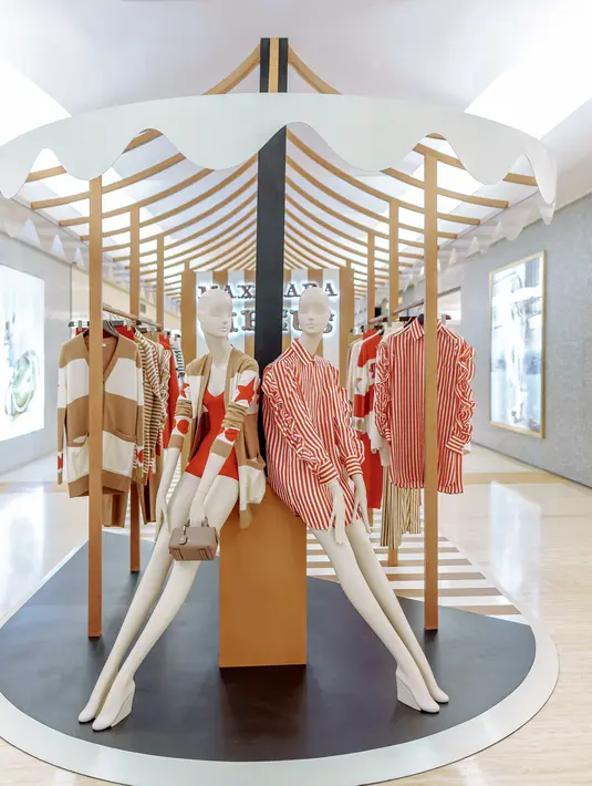 <p>Tampilan koleksi Pra-Musim Gugur 2024 Max Mara penuh dengan kepribadian, keunikan, dan pesona. Cocok untuk busana dalam segala agenda. Perpaduan riangnya warna merah, putih , krem, putih, hitam berpadu seru dan selaras. / Foto dok: Fimela.com.</p>