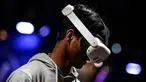 Seorang pria mencoba headset VR realitas campuran Meta Quest 3 selama pameran startup dan inovasi teknologi Vivatech, di pusat pameran Porte de Versailles di Paris, pada 22 Mei 2024. (JULIEN DE ROSA/AFP)