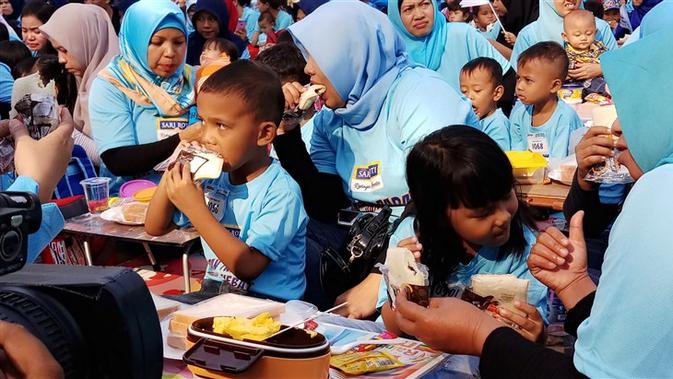 Gerakan Sarapan Padat Bernutrisi 2019 dengan roti di Taman Proklamasi, Jakarta Pusat, Sabtu (77/9/2019).