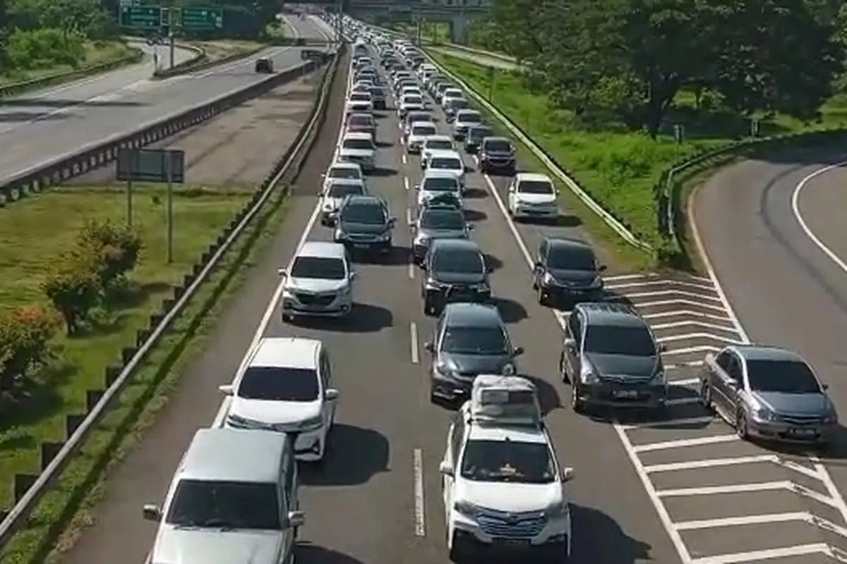 Info Arus Balik 2022: Puluhan Ribu Kendaraan Roda Empat Padati Tol Palikanci Cirebon