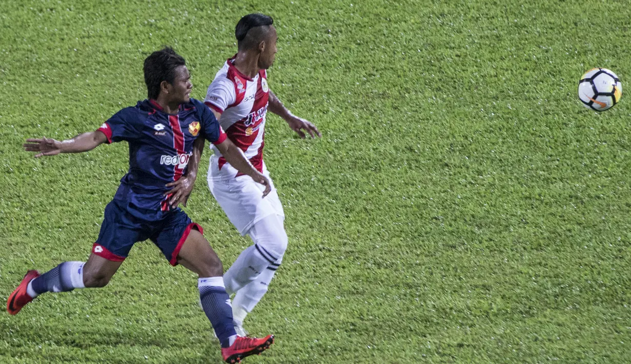 Gelandang Selangor FA, Ilham Udin, mengejar bola saat melawan Kuala Lumpur FA pada laga Liga Super Malaysia di Stadion Kuala Lumpur, Cheras, Minggu (4/2/2018). Kuala Lumpur FA kalah 0-2 dari Selangor FA. (Bola.com/Vitalis Yogi Trisna)