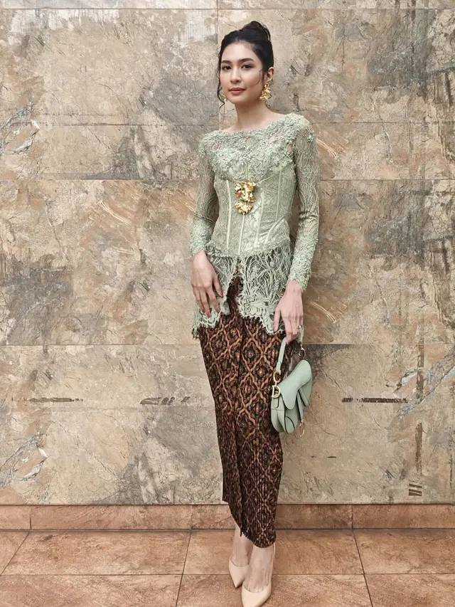 Mikha Tambayong mengenakan kebaya hijau mint. [@miktambayong]