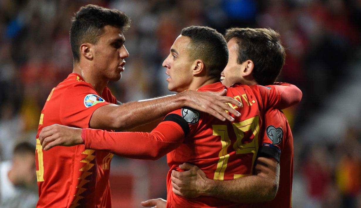 Para pemain Spanyol merayakan gol yang dicetak Rodrigo ke gawang Kepulauan Faroe pada laga Kualifikasi Piala Eropa 2020 di Stadion El Molinon, Gijon, Minggu (8/9). Spanyol menang 4-0 atas Kepulauan Faroe. (AFP/Miguel Riopa)
