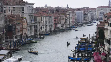 Pemandangan dari gedung "Fondaco dei Tedeschi" menunjukkan Kanal Besar di Venesia, Italia (4/11/2019). Kota kanal ini terkenal dengan sarana transportasi air, di antaranya gondola. (AFP Photo/Miguel Medina)