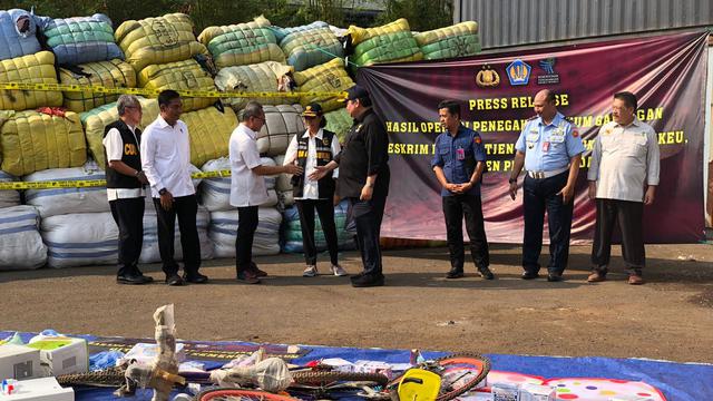 Menkeu Sri Mulyani, Mendag Zulkifli Hasan, Menko Perekonomian Airlangga Hartarto, melakukan pemusnahan Barang Hasil Pengawasan Balepress (Pakaian Bekas Ilegal) dan barang impor lainnya, senilai hampir Rp 50 miliar. (Tira/Liputan6.com)