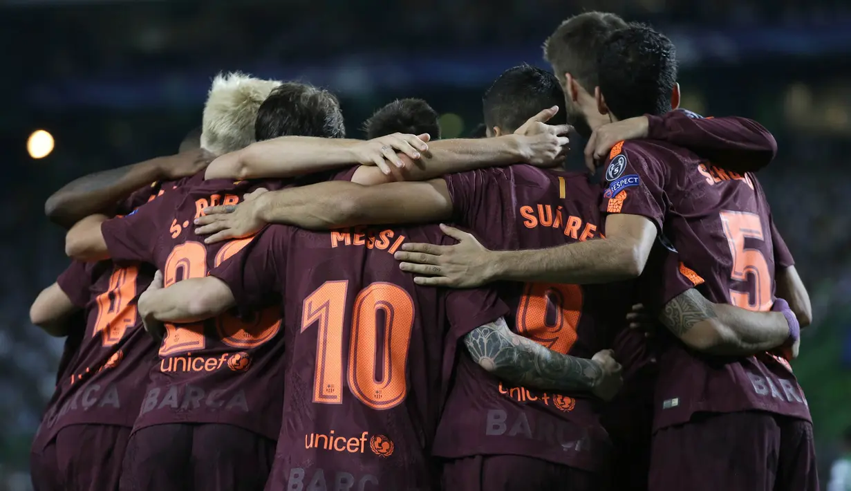 Para pemain Barcelona merayakan kemenangan atas Sporting Lisbon pada laga Liga Champions di Stadion Alvalade, Lisbon, Rabu (27/9/2017). Sporting kalah 0-1 dari Barcelona. (AFP/Armando Franca)