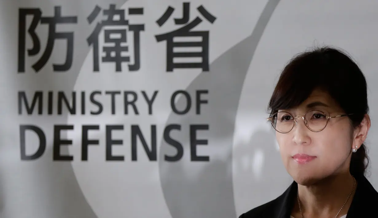 Menhan Jepang, Tomomi Inada saat konferensi pers pengunduran dirinya di Kementerian Pertahanan, Tokyo (28/7). Wanita 58 tahun ini menyatakan dirinya telah mengajukan surat pengunduran diri kepada Perdana Menteri Shinzo Abe. (AP Photo/Eugene Hoshiko)
