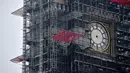 Kondisi jam Big Ben yang tidak ada jarumnya karena sedang dilakukan perbaikan dan pembersihan di London, Inggris (12/4). Jam yang berukuran seberat 13,7 ton ini akan kembali aktif dan berbunyi pada 2021. (AFP Photo/Ben Stansall)