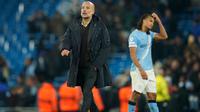 Manajer Manchester City, Pep Guardiola, berjalan di lapangan setelah pertandingan Liga Champions antara Manchester City dan Bayer Leverkusen di Manchester, Inggris, Rabu (26-11-2025) dini hari WIB. (Foto AP/Dave Thompson)