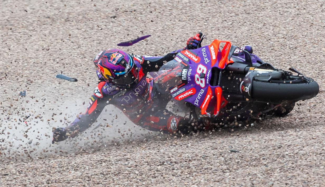 Pembalap Prima Pramac Racing, Jorge Martin terjatuh saat MotoGP Jerman 2024 yang berlangsung di Sirkuit Sachsenring, Jerman, Minggu (07/07/2024) waktu setempat. (AFP/Radek Mica)